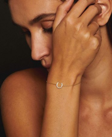 BRM-3754---Minimalist-Diamond-Horse-Shoe-Bracelet-03