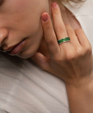 RN3809_ALANNA_GREEN_EMERALD_BAND_HALO_AND_BLISS_02