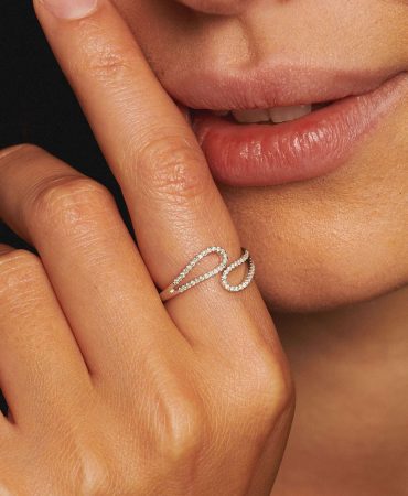 RN9897---Minimalist-Crossover-Ring-05